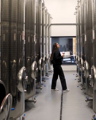 🧪 Víte, k čemu slouží tyto nerezové tanky? 🤔 Naše malá laboratoř, bez které by to dnes už nešlo. Na první pohled vypadají...